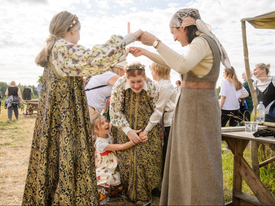 Народные гулянья с играми и хороводами устроят в Звенигороде на Троицу