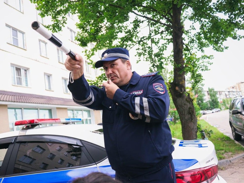 Рузские сотрудники Госавтоинспекции напомнили правила безопасности воспитанникам летнего лагеря