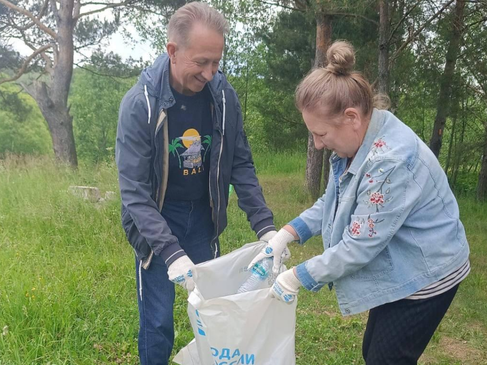 Более двух кубометров мусора собрали экоактивисты на берегу реки под Можайском