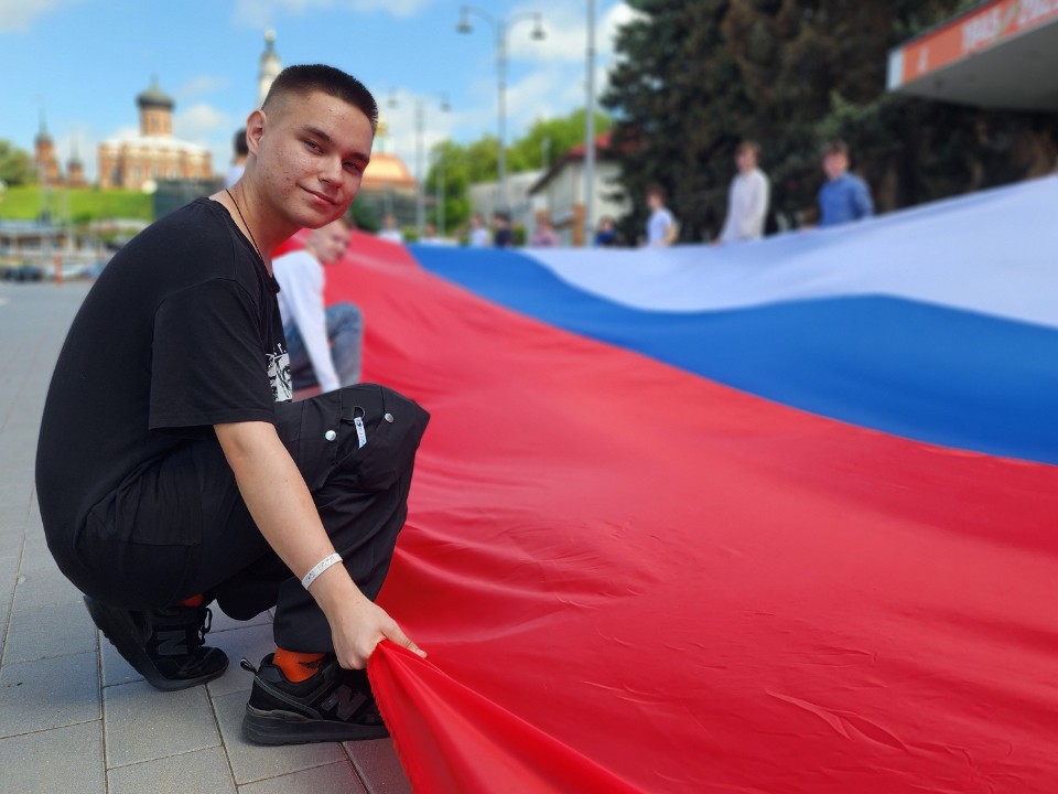 В Волоколамске развернули огромный триколор к Дню России