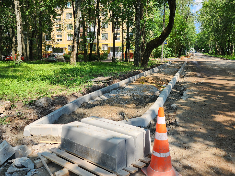 Во дворах микрорайона Южный меняют асфальтовое покрытие пешеходных дорожек