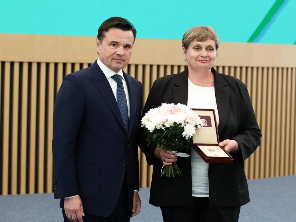 Педагога егорьевского семейного центра отметили наградой