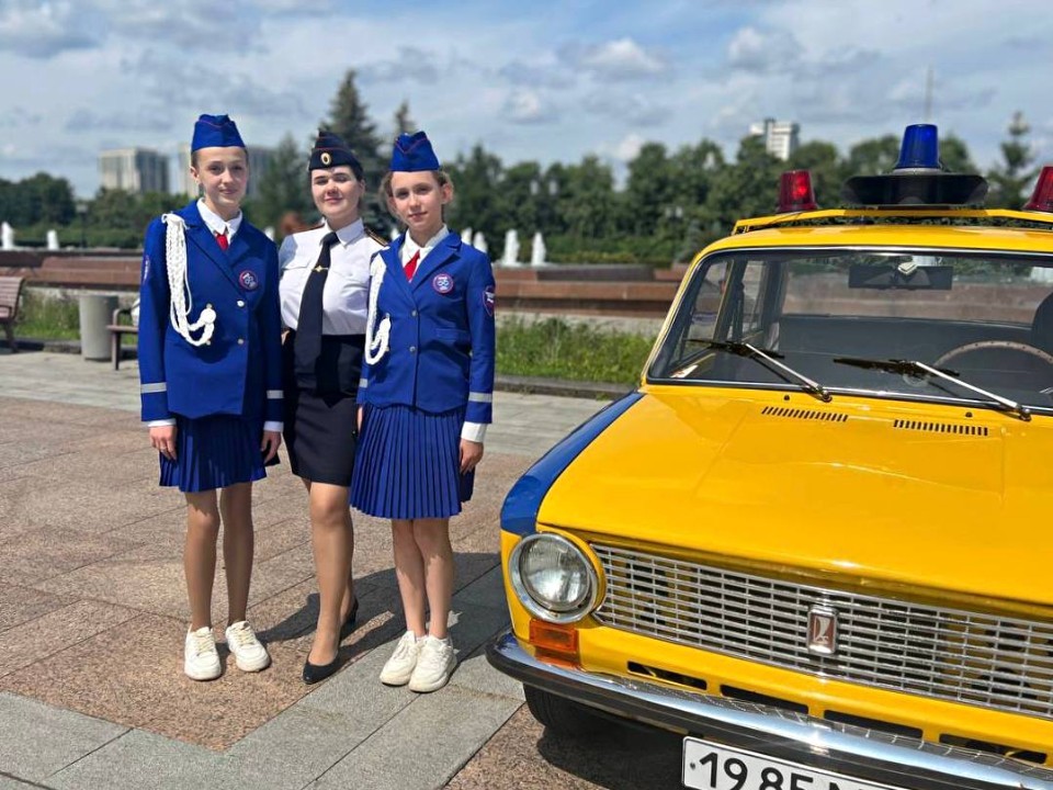 Волоколамские школьники включили сирены на полицейских машинах