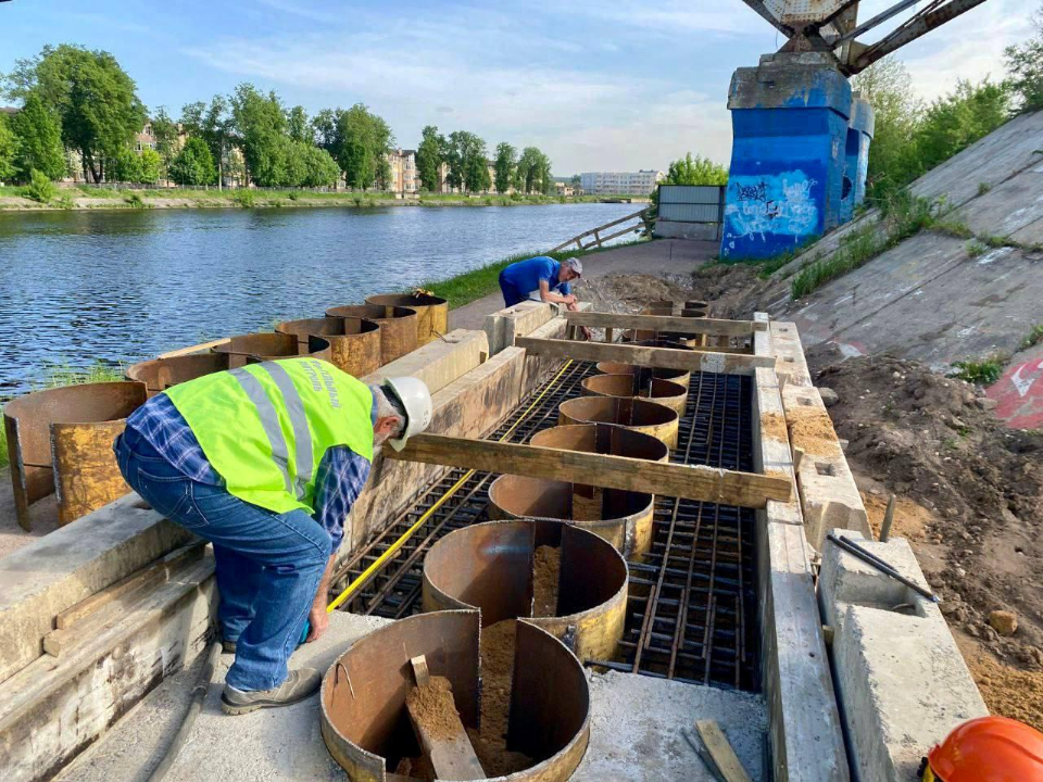 Строители приступили к устройству подпорной стены моста через канал им. Москвы
