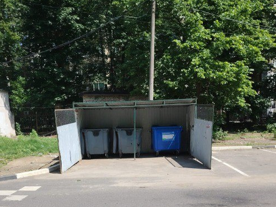За контейнерной площадкой на улице Чкалова убрали завалы мусора