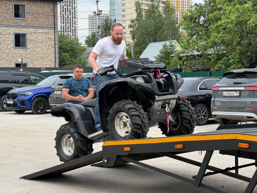 Депутаты и волонтеры Красногорска передали квадроцикл на передовую для бойцов СВО