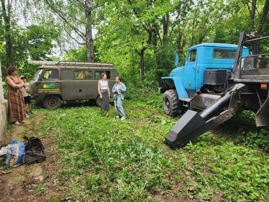 В Ногинске по просьбе жителей отремонтировали кровлю и опилили деревья