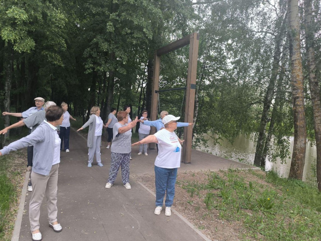 В Луховицком соццентре начали проводить дыхательную гимнастику на свежем воздухе
