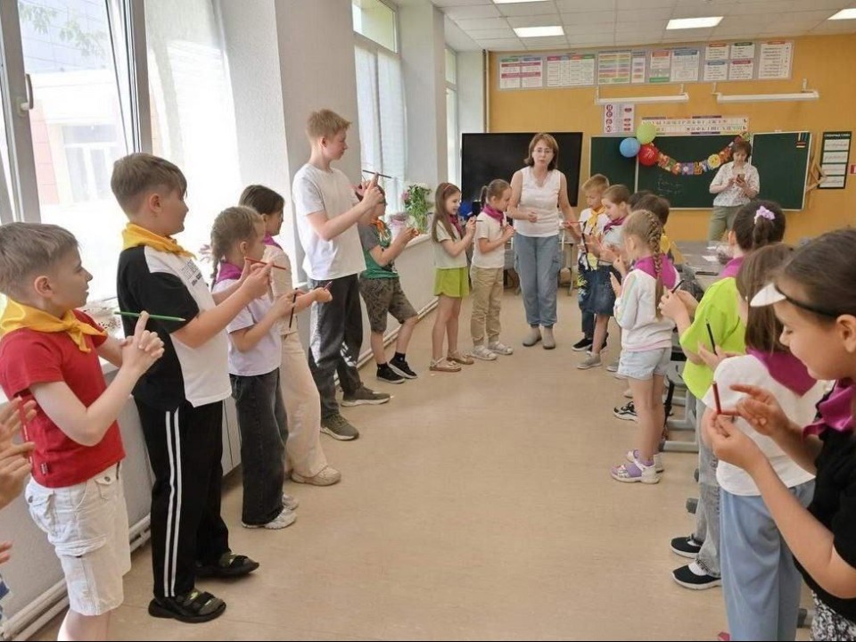 В школе «Перспектива» во Власихе заработал лагерь «Веселый рюкзачок»