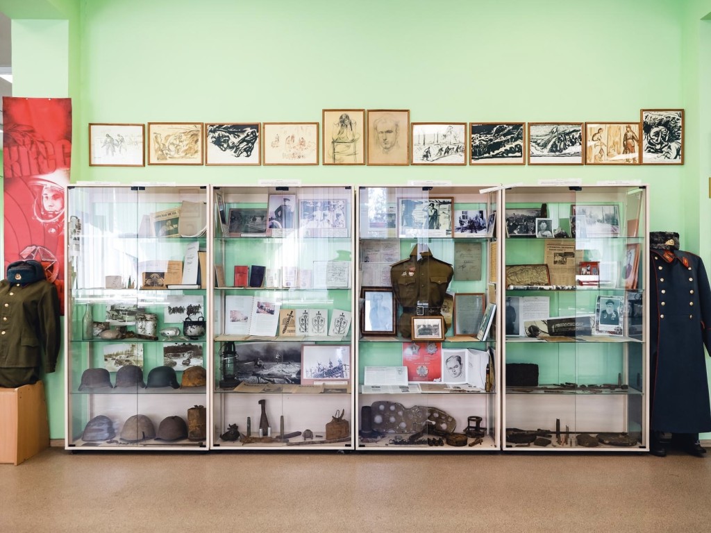 Школьный музей «Вечная память защитникам Родины» пополнился экспонатами