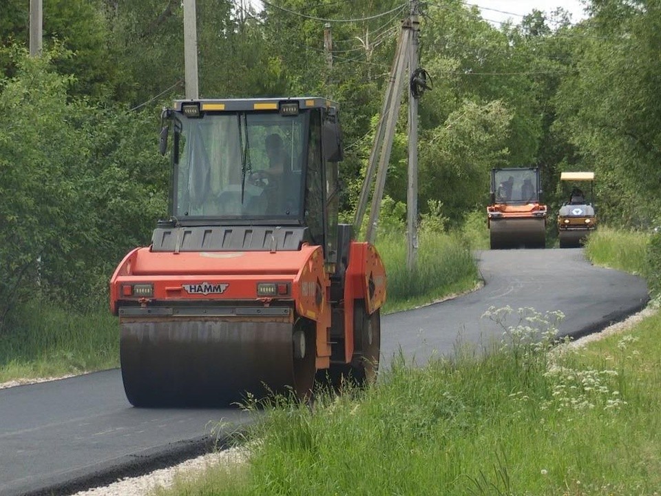 В деревне Горки укладывают асфальт с использованием лазера