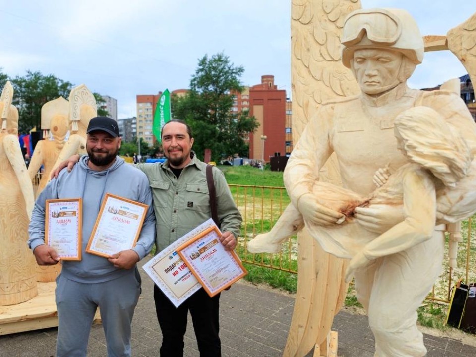 Резчики из Сергиева Посада взяли Гран-при за скульптуру воина с ребенком