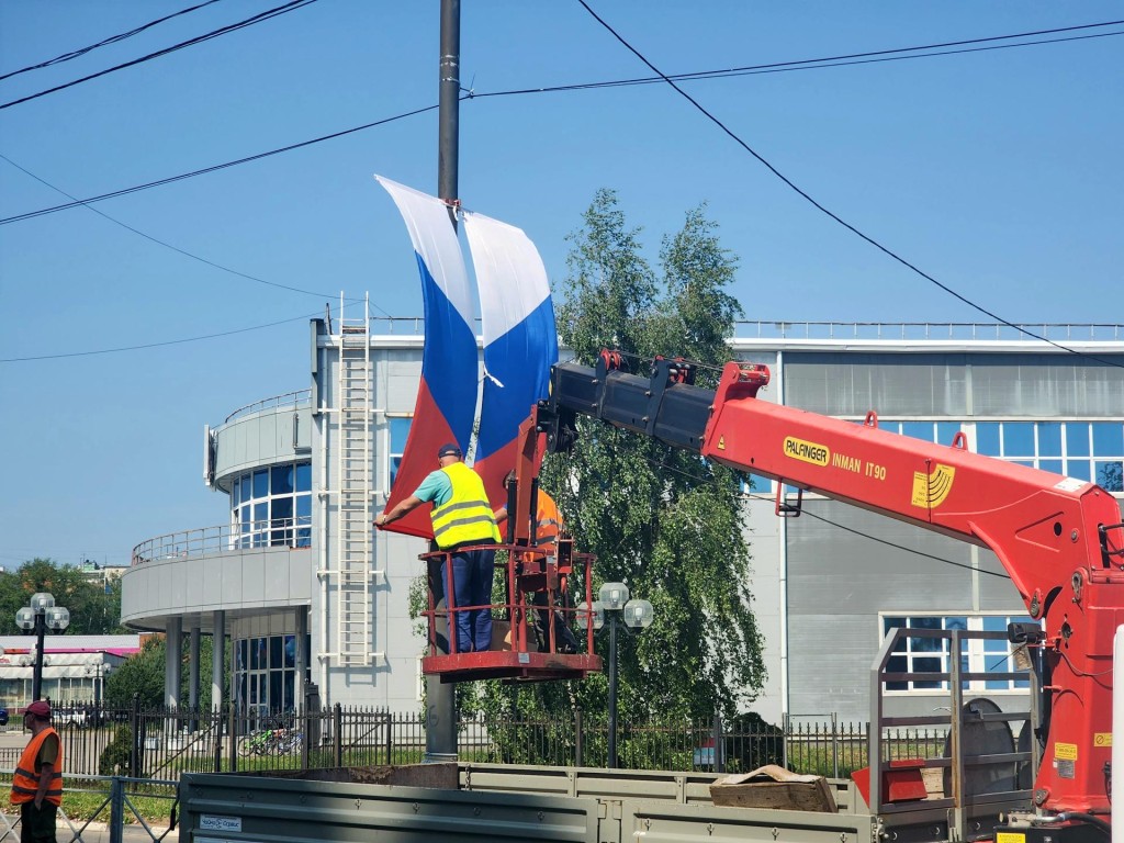 Десятки флагов украсили Пущино ко Дню России