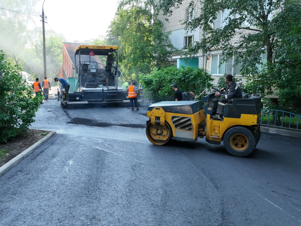 В семи дворах Дзержинского озеленили территории и отремонтировали проезды