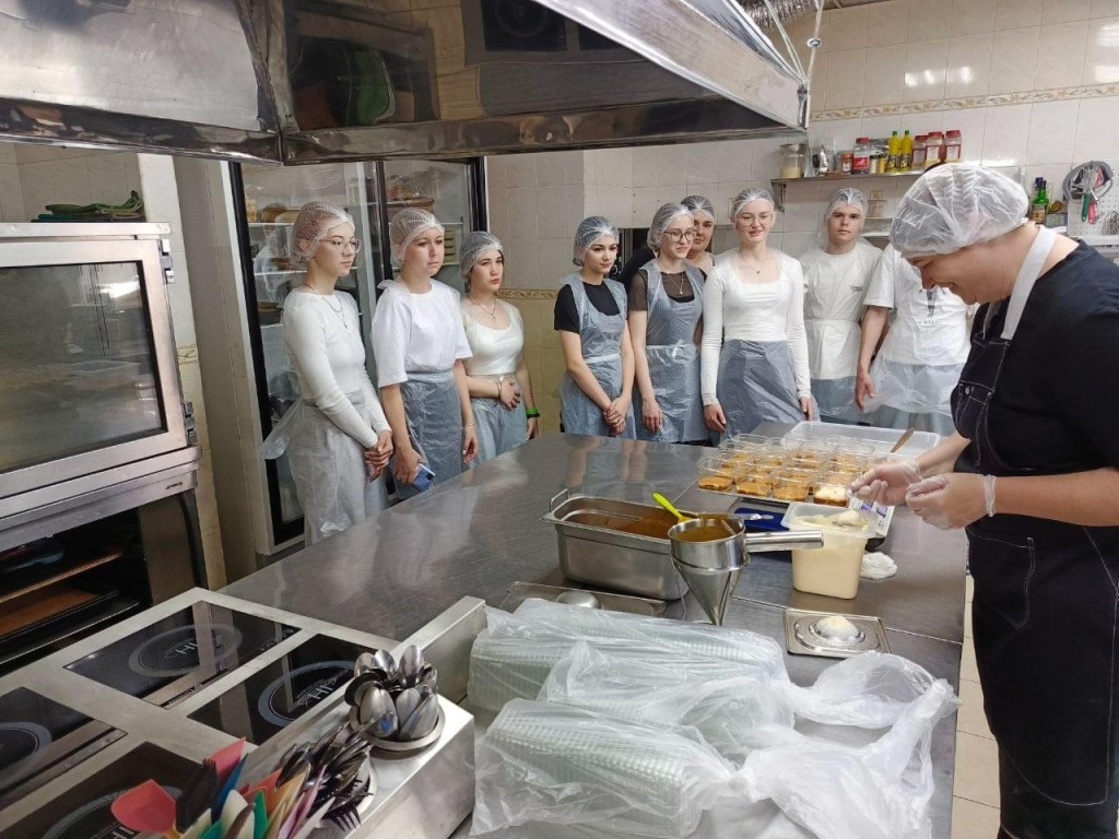 Будущие повара из Красногорска изучили работу ресторанной кухни на практике