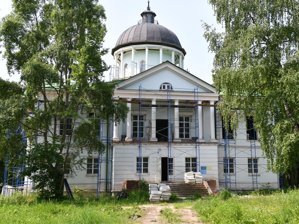 В лыткаринской усадьбе оштукатурили стены и уложили часть пола