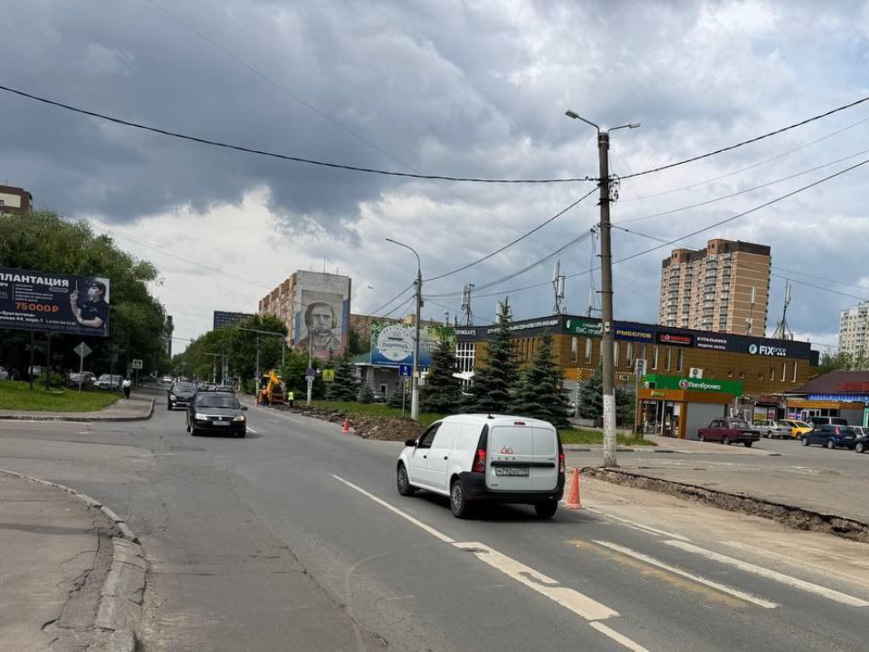 На проспекте Пацаева в Долгопрудном обновляют асфальт и бордюры