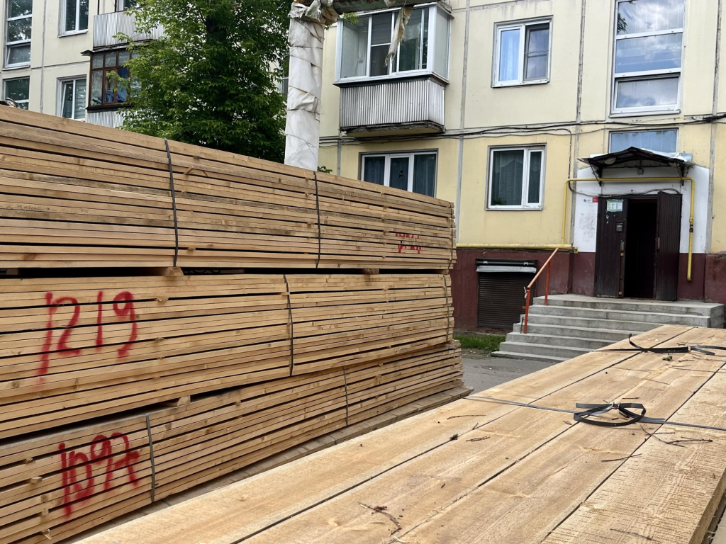 В доме на Площади Свободы начали ремонт скатной кровли