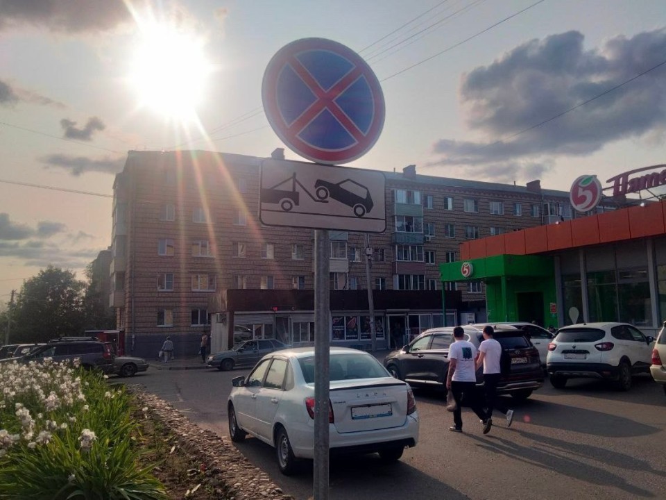 Эвакуировать машины с автобусного разворота начали в Краснозаводске