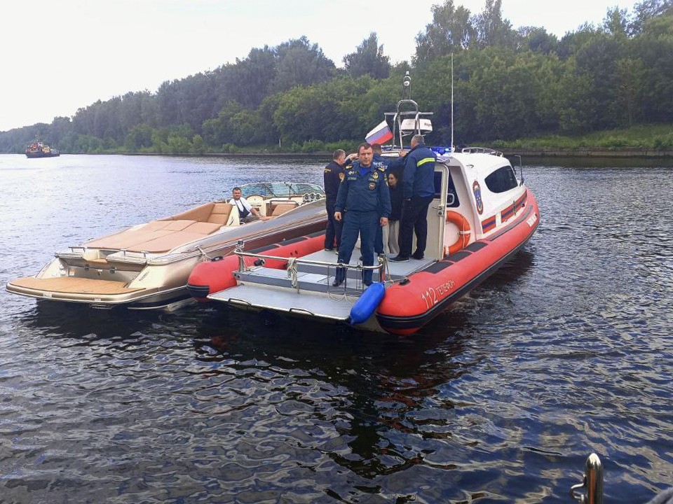 Сотрудники МЧС ищут выпавшего за борт мальчика в Химках