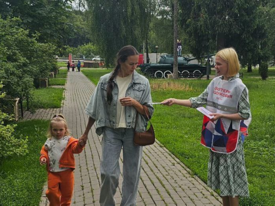 «Безопасные окна»: волонтеры Молодежного центра раздали подольчанам  более 50 тематических листовок