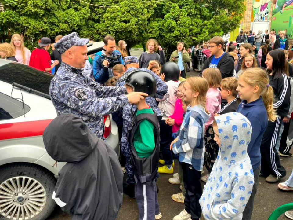 Подмосковные росгвардейцы познакомили школьников с правоохранительной службой