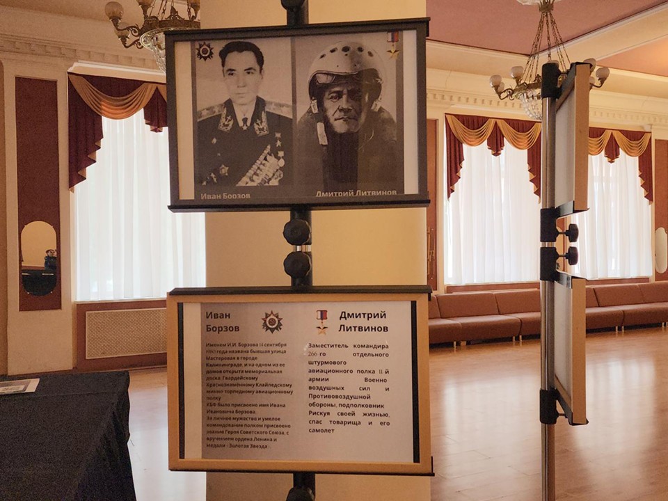 На фотовыставке в ДК «Пушкино» героев войны разместили рядом с героями СВО