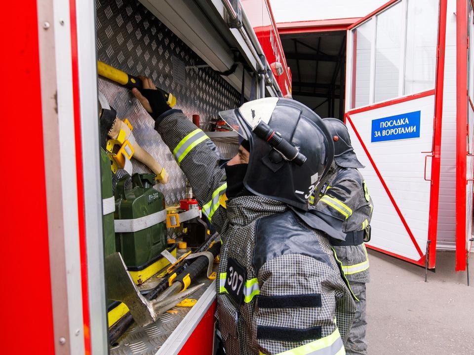 В Новой Москве ликвидируют пожар на строительном рынке
