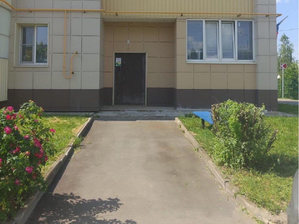 В Шаховской обрезали заросшие кусты у подъезда жилого дома