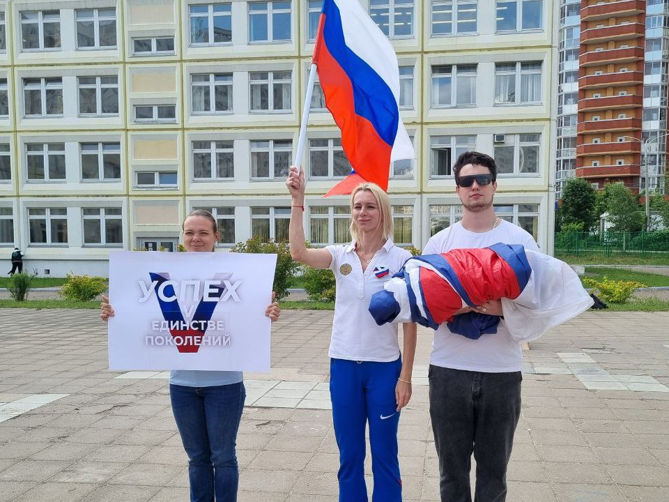 Свыше 800 школьников и учителей пробежали по улицам Подольска в честь Дня России