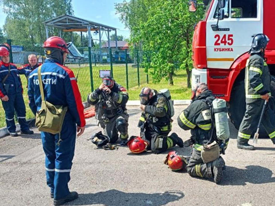 Пожарные спасли пострадавшего на учениях по тушению подстанции в Одинцове