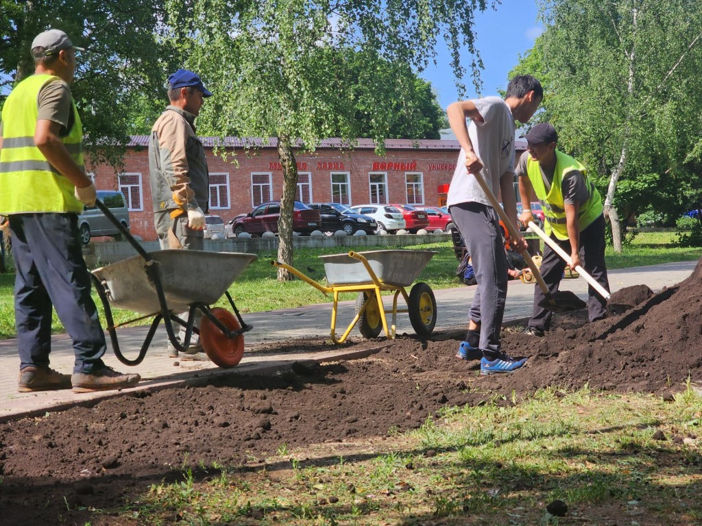 На бульваре Насибуллина восстановили газон после модернизации освещения