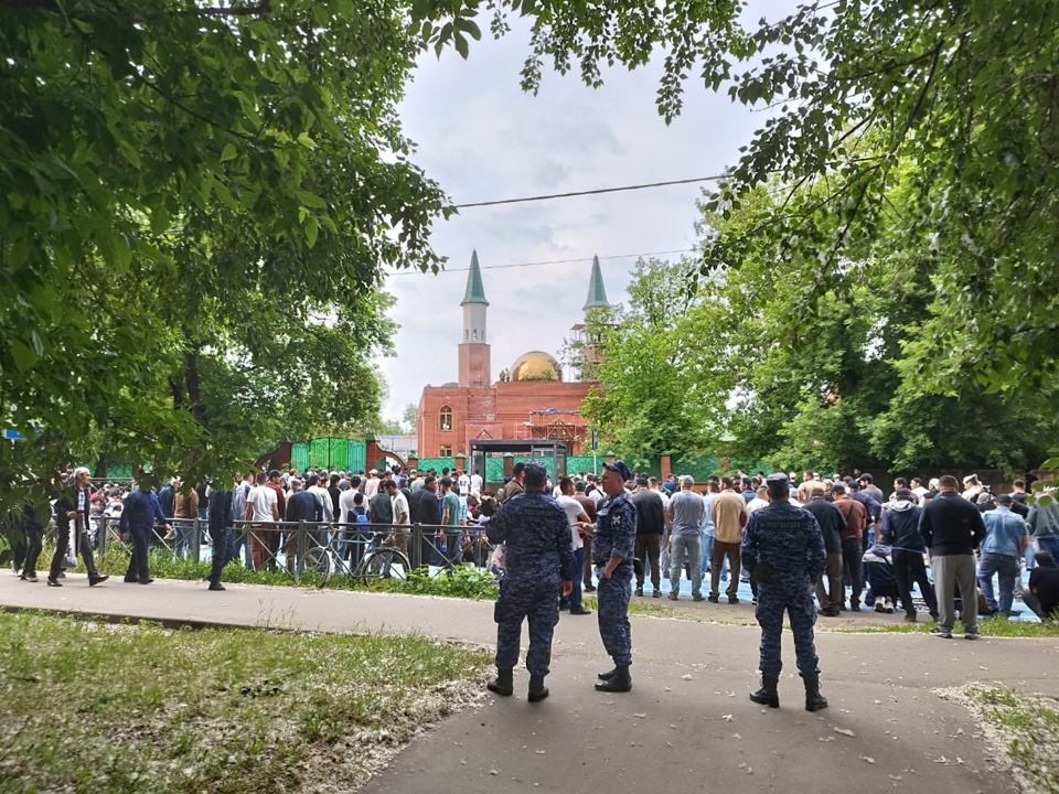 Рекордное число верующих пришли отметить Курбан-байрам в мечети Щелкова