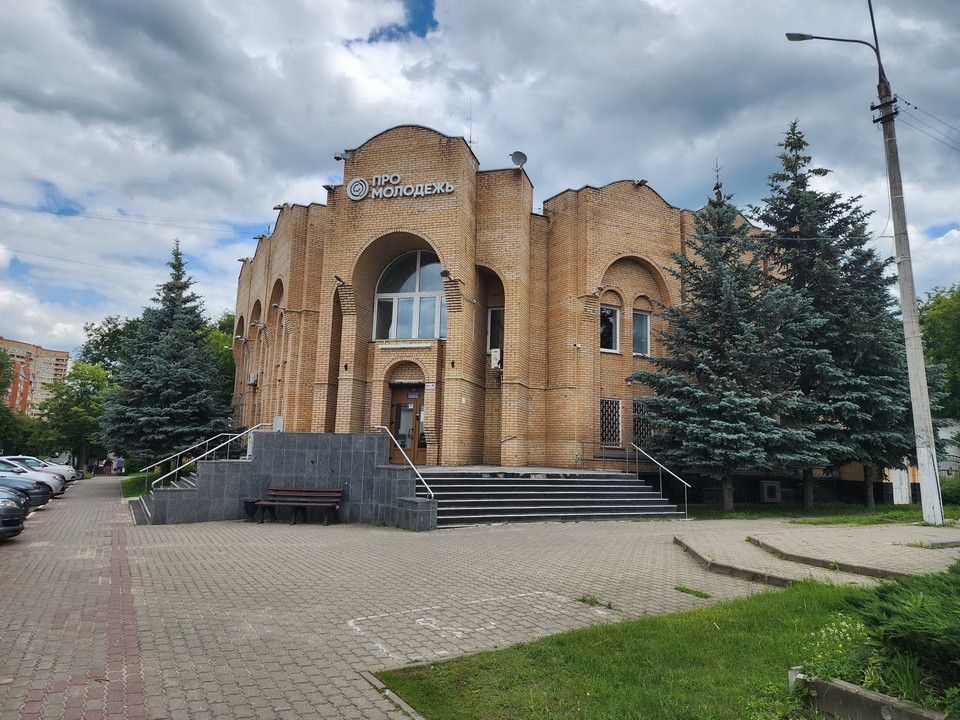 Супруга погибшего участника СВО попросила решить проблему с протекающей крышей