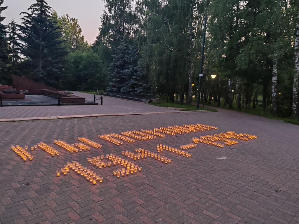 «Мы помним 1941-1945»: дзержинцы выложили 700 свечей в память о героях ВОВ