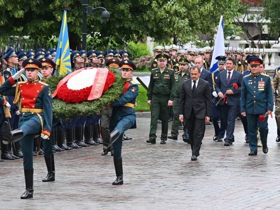 Серпуховская делегация почтила память павших героев у Кремлевской стены