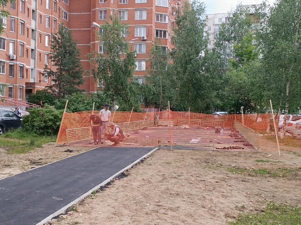 На улице Маяковского в Лобне устанавливают новую детскую площадку