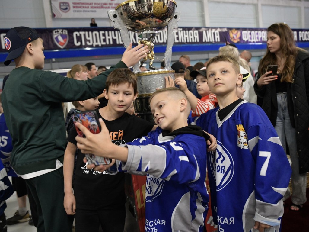 Чемпион МХЛ Федор Храпов привез Кубок Харламова в родной Дмитров