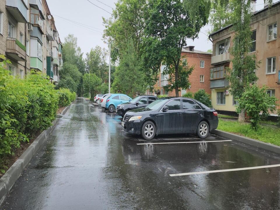 Новые парковки, асфальт и водоотвод обустроили во дворе в Ожерелье