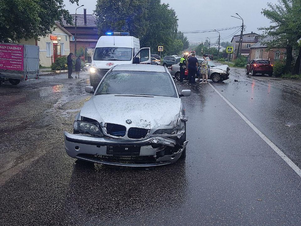 Спасатели оказали помощь автомобилисту, пострадавшему в ДТП в Егорьевске
