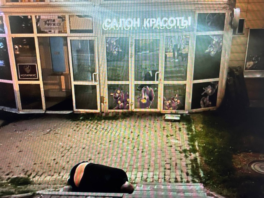 В Голубом мужчина уснул на ступеньках у салона красоты, чтобы не пропустить запись