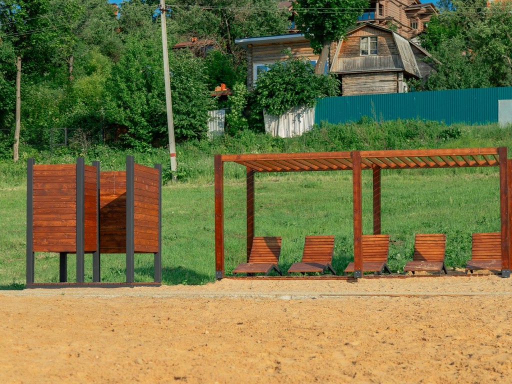 Перголы, шезлонги и кабинки для переодевания установили на набережной в Кашире
