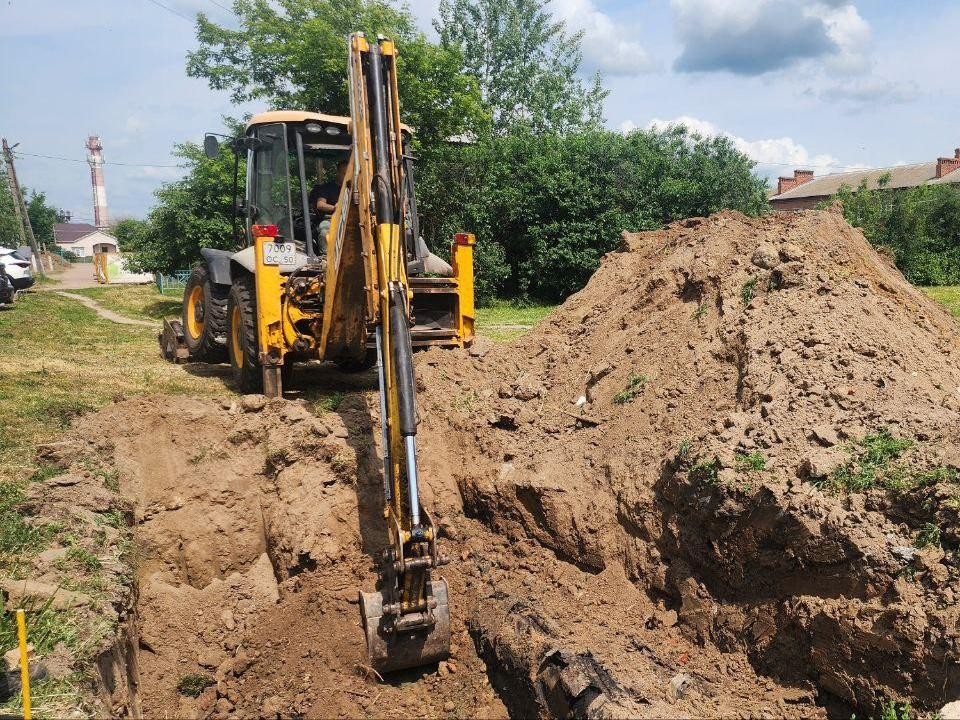 В Красной Пойме меняют проблемный участок теплотрассы