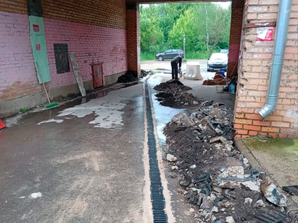Затапливающую двор воду повернули вспять во 2-ом микрорайоне Зарайска