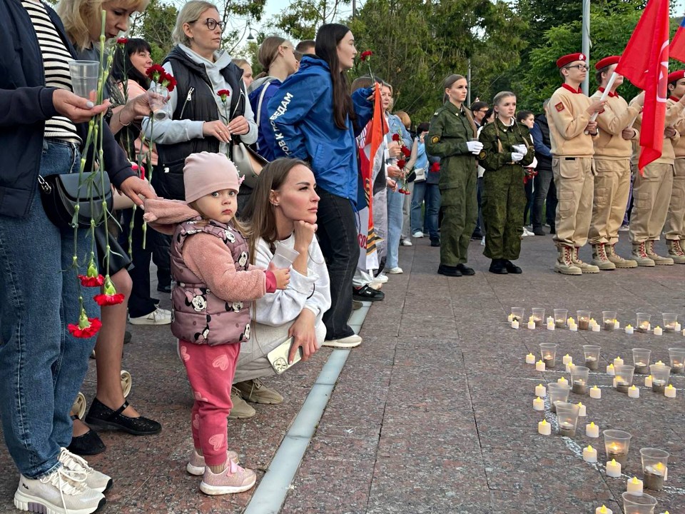 Свечи памяти зажгли у Вечного огня в Волоколамске