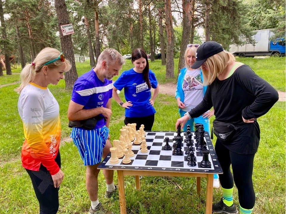 В День молодежи котельниковцы играли в шахматы, настолки и танцевали на траве