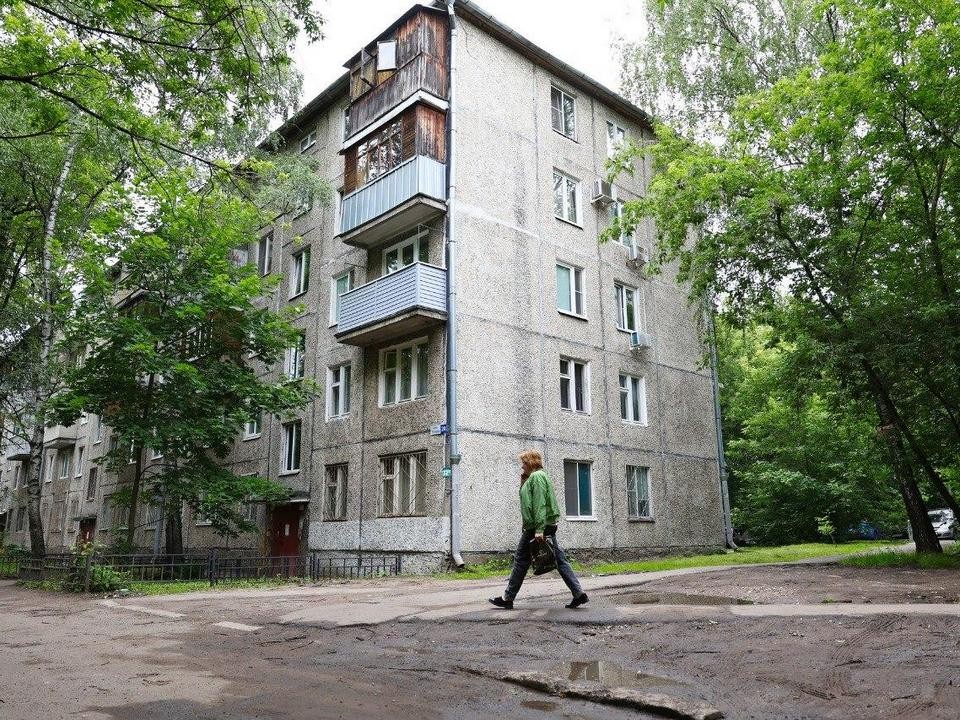 Рабочие установят оградительные столбики возле домов на улице Попова в Мытищах
