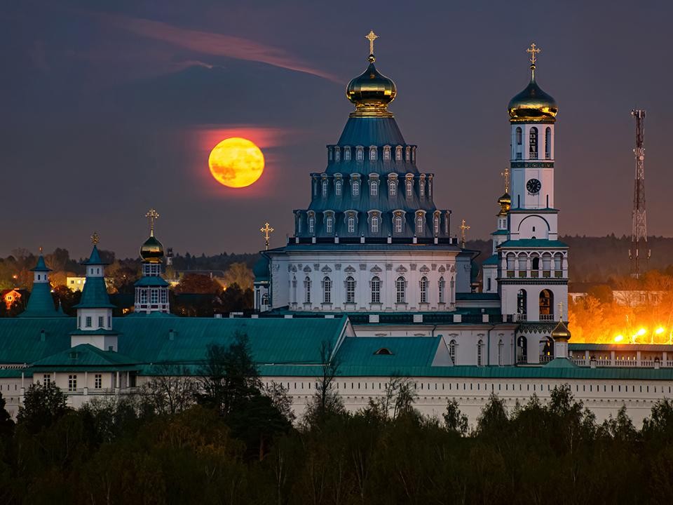 Фотографии уникального «клубничного» полнолуния над Истрой появились в сети