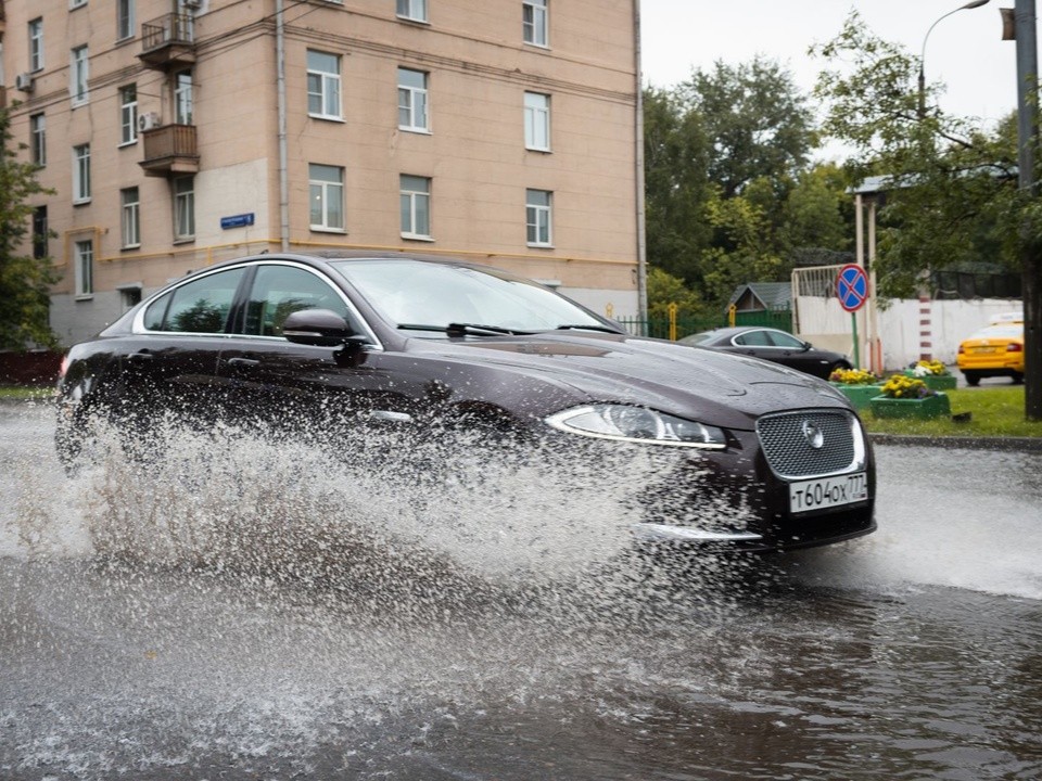Водителям напомнили о способах сохранения авто при непогоде