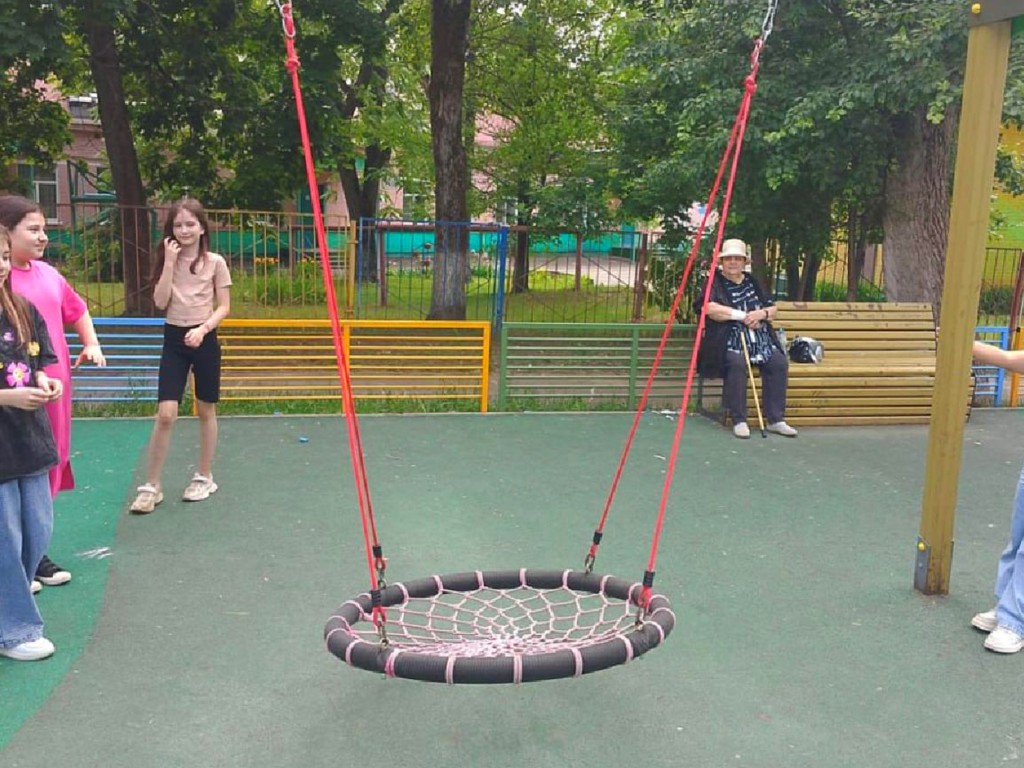 На детской площаке на улице Ухтомского починили качели и покрасили лавки